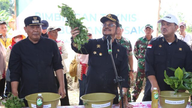 Meriah Antusias Petani, Mentan SYL Pimpin Langsung Pembuatan Biosaka di Batola