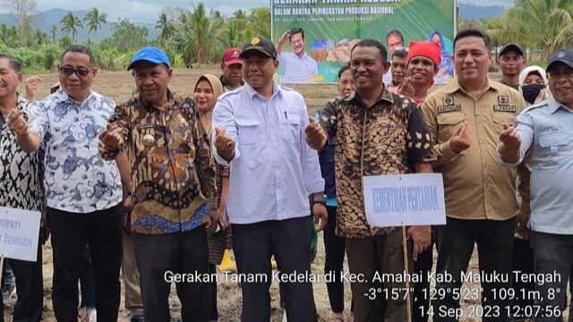 Bupati Maluku Tengah Optimis Mengembangkan Kedelai