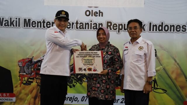 Wamentan Serahkan Bantuan Alsintan untuk Genjot Produksi di Purworejo