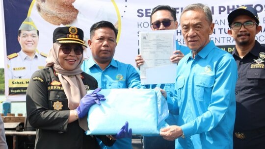 Karantina Kepri Pastikan Kesehatan 20 Ton Santan Kelapa Asal Moro ke Malaysia Aman