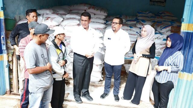 Mentan Amran dan KSP Qodari Sidak Kios Pupuk, Petani Tersenyum Harga Pupuk Turun Mentan Amran dan KSP Qodari Sidak Kios Pupuk, Petani Tersenyum Harga Pupuk Turun