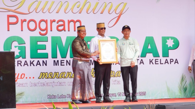 Jadi Pemimpin Pro Petani, Mentan Amran Dianugerahi Gelar Adat “To Anjarrekiyya Ri Kontutoje” di Selayar Jadi Pemimpin Pro Petani, Mentan Amran Dianugerahi Gelar Adat “To Anjarrekiyya Ri Kontutoje” di Selayar