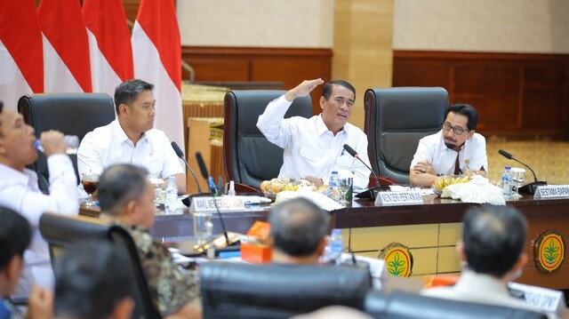 Mentan Amran Peduli Rakyat dan Peternak Telur