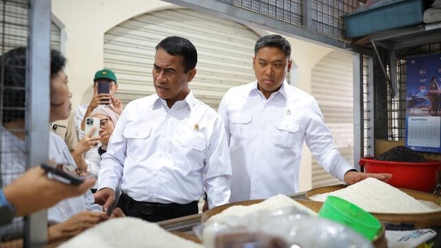 Mentan Amran: Boleh Berpolitik, Tapi Jangan Politisasi Pangan! Harga Beras di Pasar Legi Solo Justru Stabil dan di Bawah HET Mentan Amran: Boleh Berpolitik, Tapi Jangan Politisasi Pangan! Harga Beras di Pasar Legi Solo Justru Stabil dan di Bawah HET