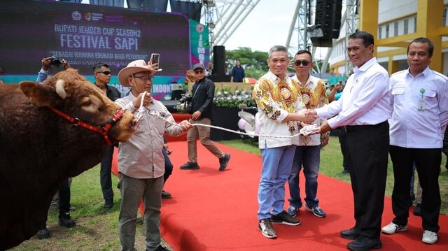Mentan Amran Sebut Pertanian Solusi Selesaikan Kemiskinan Ekstrem Di Jember Mentan Amran Sebut Pertanian Solusi Selesaikan Kemiskinan Ekstrem Di Jember