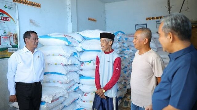 Ketua MPR dan Mentan Sidak Kios Pupuk, Petani Gembira Harga Makin Murah Ketua MPR dan Mentan Sidak Kios Pupuk, Petani Gembira Harga Makin Murah
