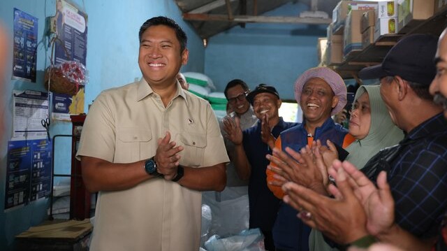 Sidak Kios Pupuk di Malang, Wamentan Sudaryono Pastikan Harga Sudah Turun—Petani Langsung Bersyukur Sidak Kios Pupuk di Malang, Wamentan Sudaryono Pastikan Harga Sudah Turun—Petani Langsung Bersyukur