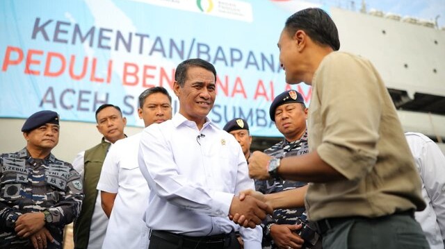 Mentan Amran Apresiasi Kolaborasi TNI–Polri dalam Pengiriman Bantuan Bencana Sumatra Mentan Amran Apresiasi Kolaborasi TNI–Polri dalam Pengiriman Bantuan Bencana Sumatra