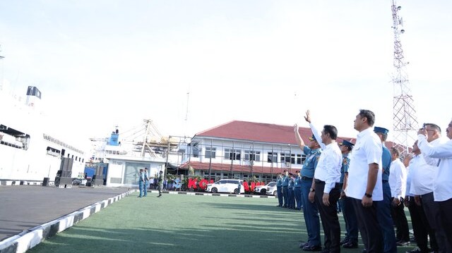 Mentan Amran Bersama KASAL Lepas Bantuan Bencana Sumatera Tahap III dengan KRI Makassar