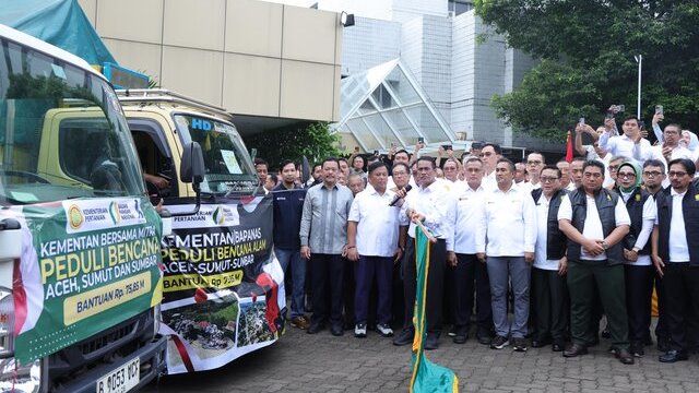 Mentan Amran Lepas 207 Truk Bantuan Bencana Banjir Sumatra