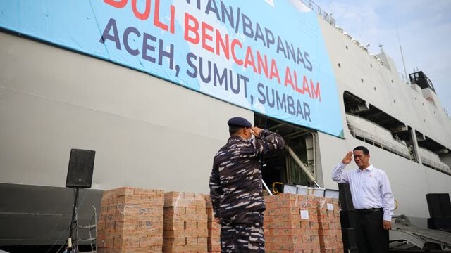 Mentan Amran Kirimkan Bantuan Bencana Sumatra Tahap II Via KRI Surabaya Mentan Amran Kirimkan Bantuan Bencana Sumatra Tahap II Via KRI Surabaya