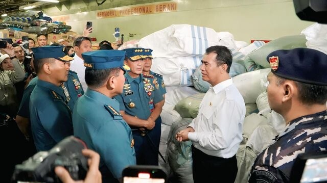 Mentan Amran: Kolaborasi Kementan–TNI AL Percepat Distribusi Bantuan Bencana Sumatra Mentan Amran: Kolaborasi Kementan–TNI AL Percepat Distribusi Bantuan Bencana Sumatra