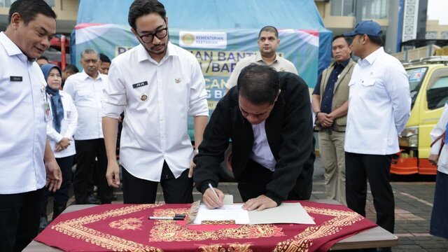 Mentan Amran Gerak Cepat Salurkan 24 Truk Bantuan Untuk Korban Longsor Cisarua, Siapkan Solusi Permanen Cegah Bencana Mentan Amran Gerak Cepat Salurkan 24 Truk Bantuan Untuk Korban Longsor Cisarua, Siapkan Solusi Permanen Cegah Bencana