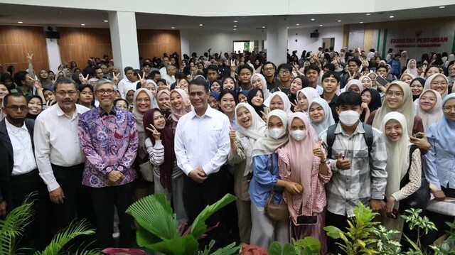 Di Hadapan Mahasiswa Unhas, Mentan Amran: Masa Depan Pertanian Ditentukan Karakter dan Mindset Generasi Muda