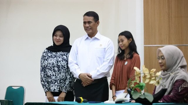 UNHAS Usulkan Mentan Amran Jadi Profesor Setelah Ngajar 13 Tahun, Terbitkan 30 Judul Buku, dan Miliki 4 Hak Paten UNHAS Usulkan Mentan Amran Jadi Profesor Setelah Ngajar 13 Tahun, Terbitkan 30 Judul Buku, dan Miliki 4 Hak Paten