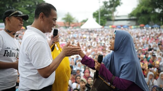 Sentuhan Nyata untuk Rakyat Kecil: Mentan Amran Bantu Modal Rp20 Juta untuk Pedagang Kerupuk di Bone Sentuhan Nyata untuk Rakyat Kecil: Mentan Amran Bantu Modal Rp20 Juta untuk Pedagang Kerupuk di Bone