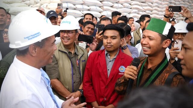 Mentan Amran Bersama Mahasiswa, Guru Besar, dan Pakar Pertanian Tinjau Gudang Bulog Jawa Timur: Hasilnya Luar Biasa