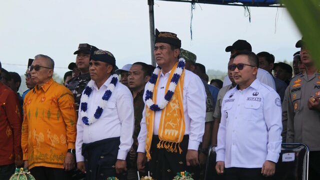 Mentan Amran Perintahkan Usut Dugaan Mahar Bantuan Alsintan: “Jangan Kasih Ampun!” Mentan Amran Perintahkan Usut Dugaan Mahar Bantuan Alsintan: “Jangan Kasih Ampun!”