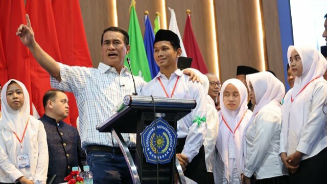 Terharu dengar Kisah Maba Unismuh yang Ditinggal Ayah Sejak Kecil, Mentan Amran Langsung Beri Bantuan Terharu dengar Kisah Maba Unismuh yang Ditinggal Ayah Sejak Kecil, Mentan Amran Langsung Beri Bantuan